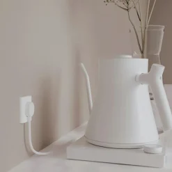 Flad stikprop | NORM K minimalistisk stikprop med jord | Hvid